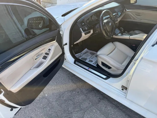 2012 BMW 5 Series 550i - Photo 17