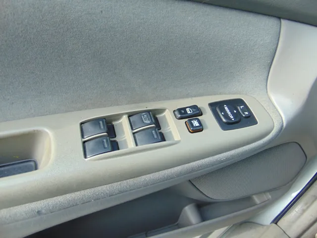 2004 Toyota Camry LE - Photo 9