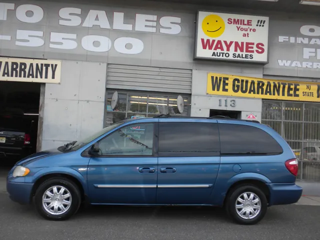 2005 Chrysler Town & Country Touring's photo