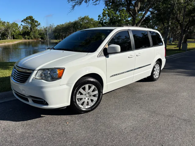 2016 Chrysler Town & Country Touring's photo
