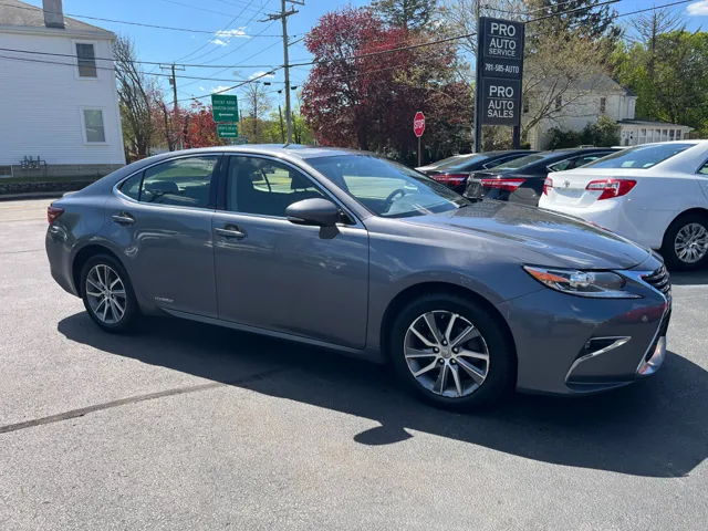 2016 Lexus ES 350 300h's photo