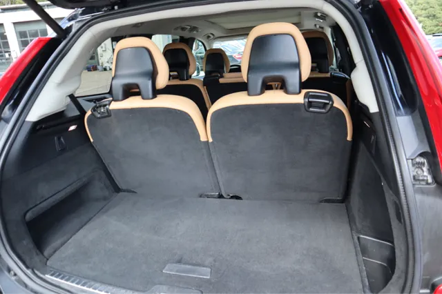 2016 Volvo XC90 T6 Momentum AWD photo 6