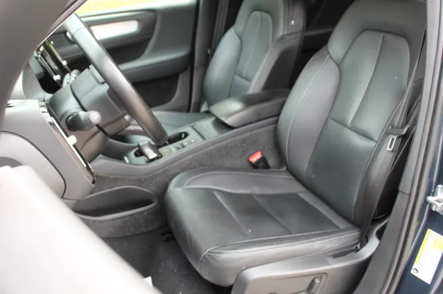 2021 Volvo XC40 Momentum photo 23