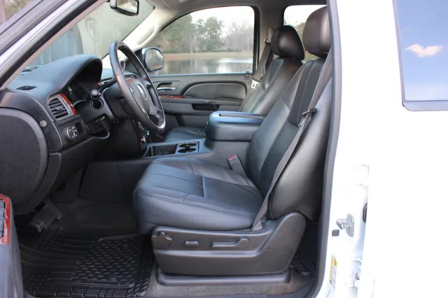 2011 Chevrolet Suburban LT - Photo 9