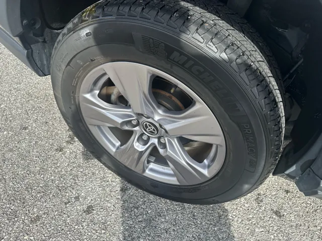 2022 Toyota RAV4 XLE photo 2