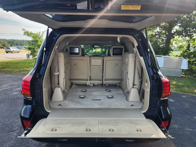 2010 Lexus LX 570 photo 13