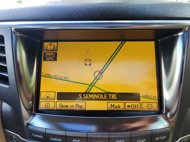2010 Lexus LX 570 photo 23