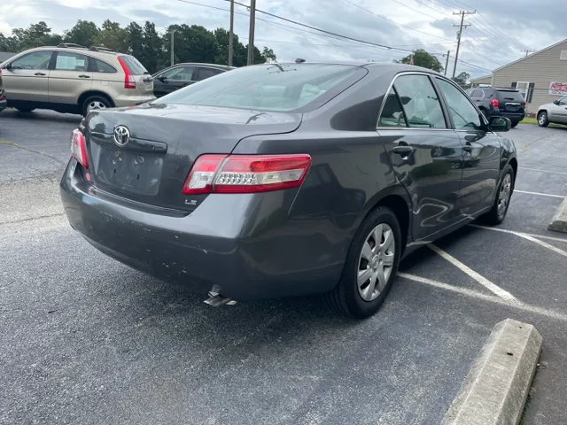 2010 Toyota Camry LE photo 3