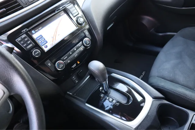 2016 Nissan Rogue SV AWD photo 16