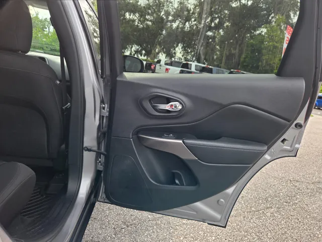 2019 Jeep Cherokee Latitude photo 24