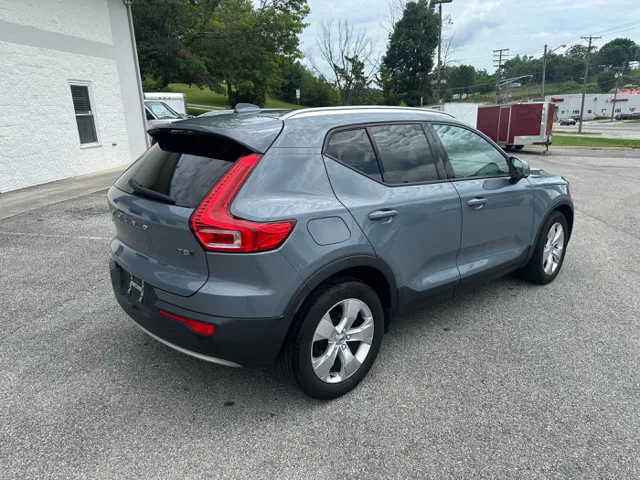 2021 Volvo XC40 T5 Momentum AWD photo 2