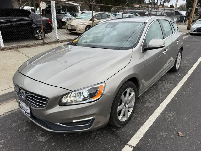 2016 Volvo V60 Platinum's photo