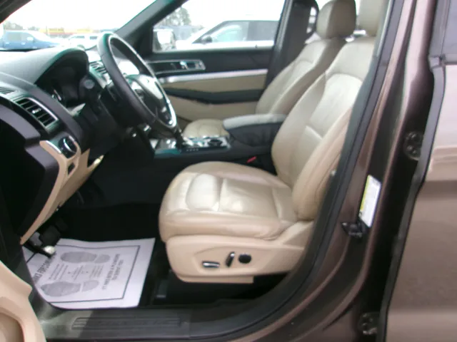 2016 Ford Explorer XLT photo 4