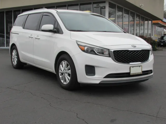 2016 Kia Sedona LX's photo