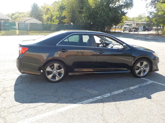 2012 Toyota Camry SE photo 3