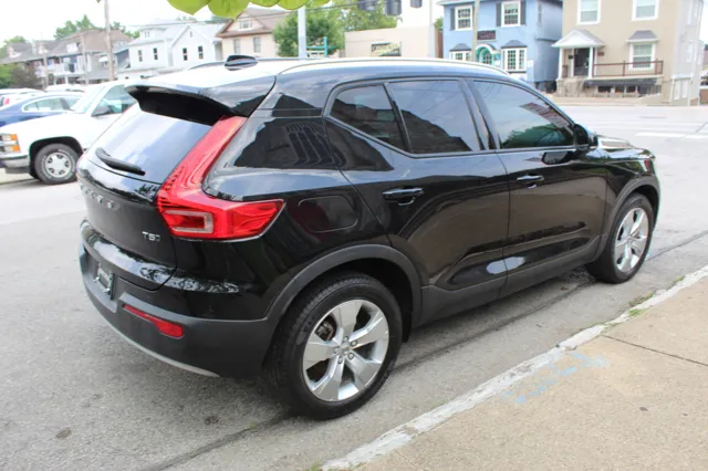 2022 Volvo XC40 T5 Momentum photo 8
