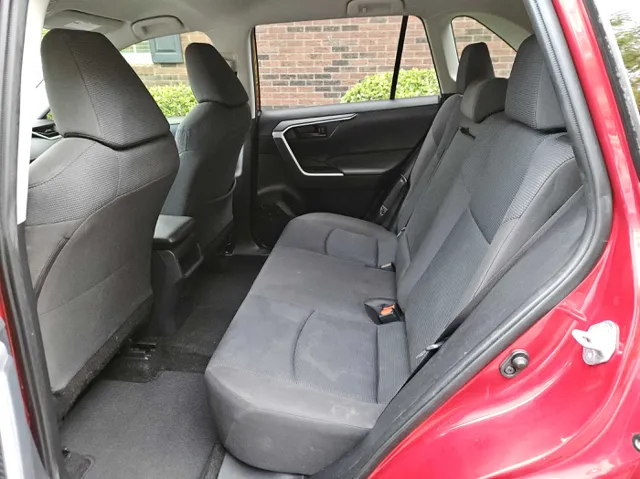 2019 Toyota RAV4 LE photo 18