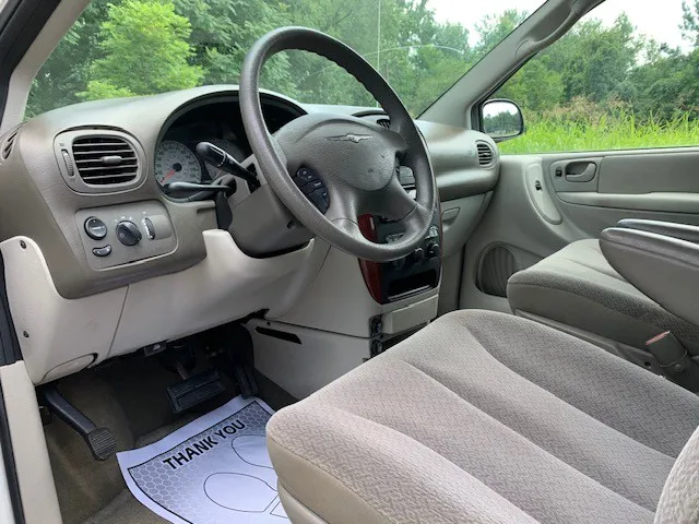 2006 Chrysler Town & Country LX photo 27