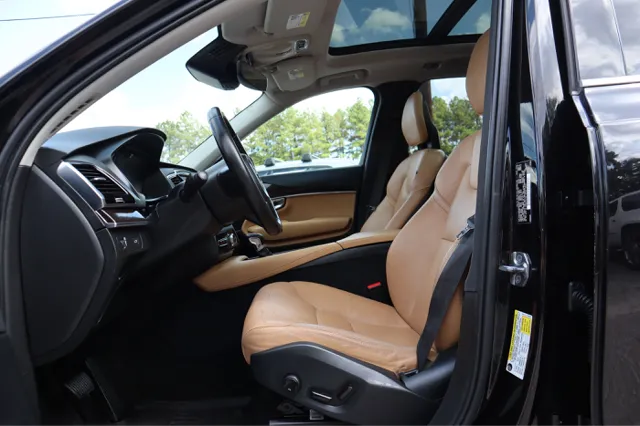 2016 Volvo XC90 T6 Momentum AWD photo 9