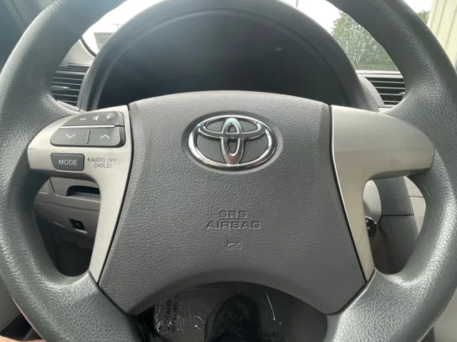 2010 Toyota Camry LE photo 11