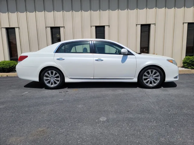 2011 Toyota Avalon Limited's photo