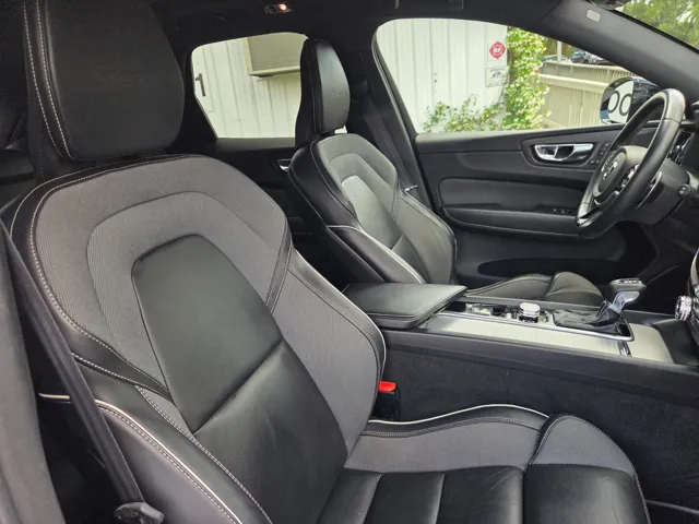 2020 Volvo XC60 R-Design - Photo 32