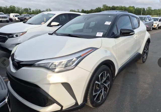 2020 Toyota C-HR XLE's photo