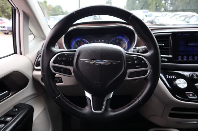 2017 Chrysler Pacifica Touring L photo 14