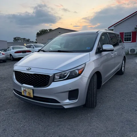 2017 Kia Sedona LX - Photo 4