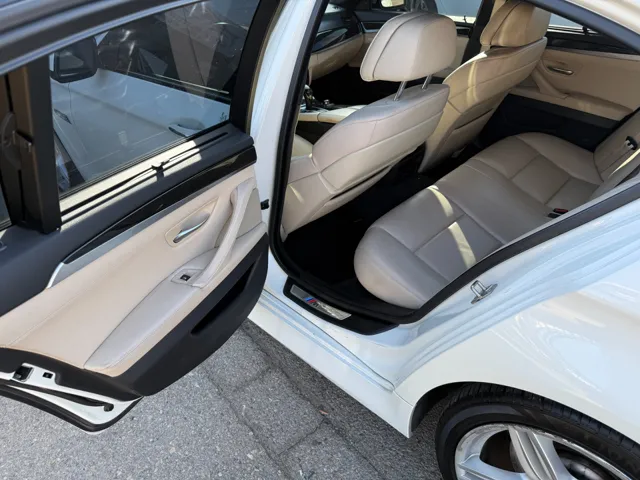 2012 BMW 5 Series 550i - Photo 34