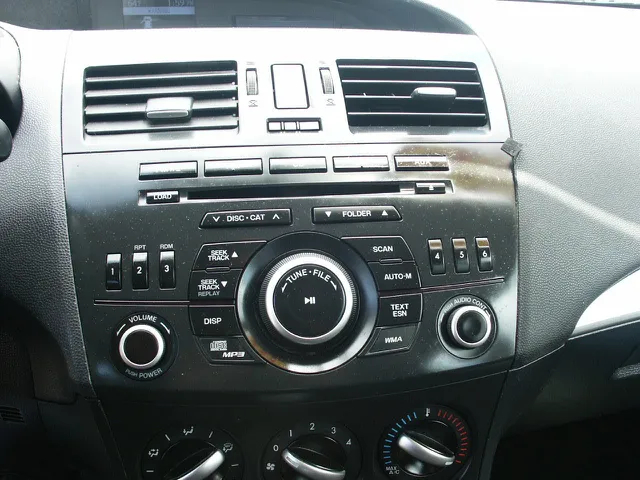2012 Mazda MAZDA3 i Touring - Photo 11