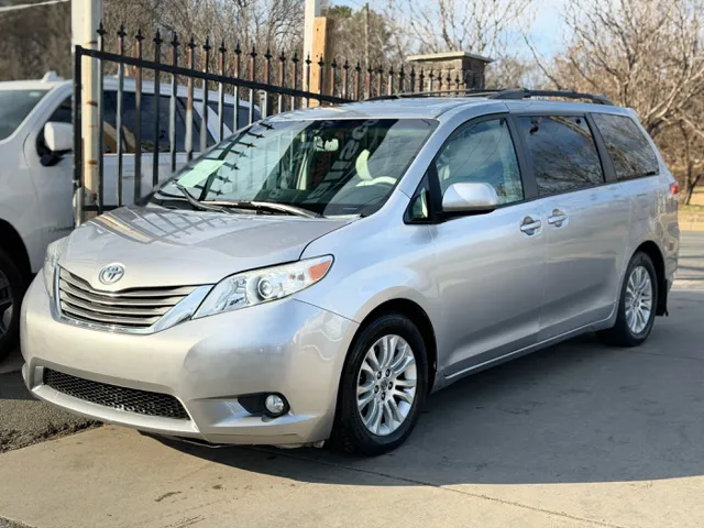 2014 Toyota Sienna XLE's photo
