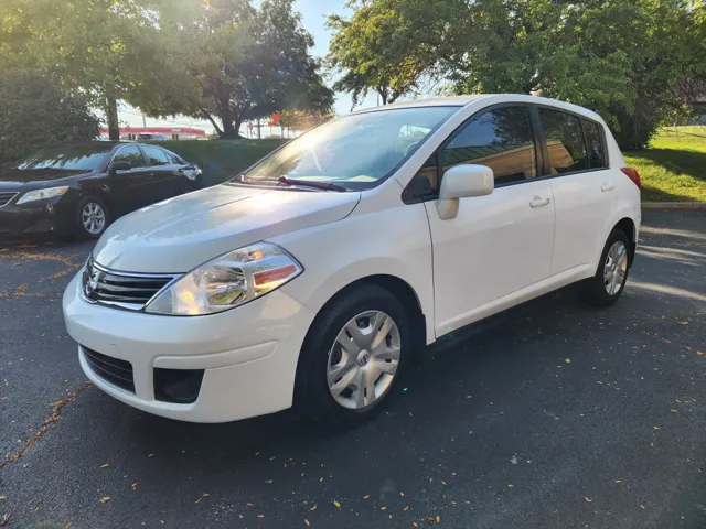 2010 Nissan Versa S photo 2
