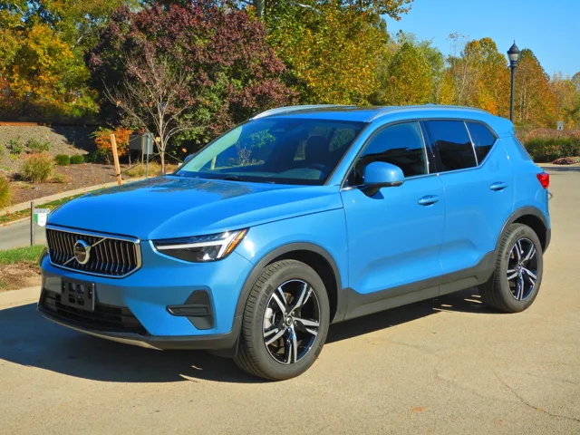 2025 Volvo XC40 Core's photo