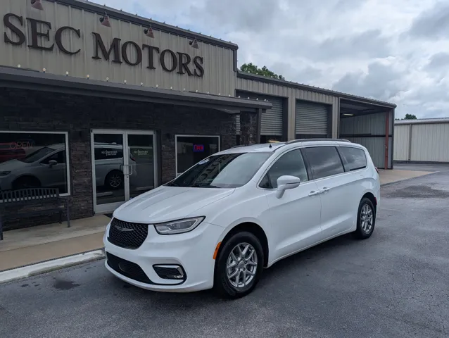 2022 Chrysler Pacifica Touring's photo