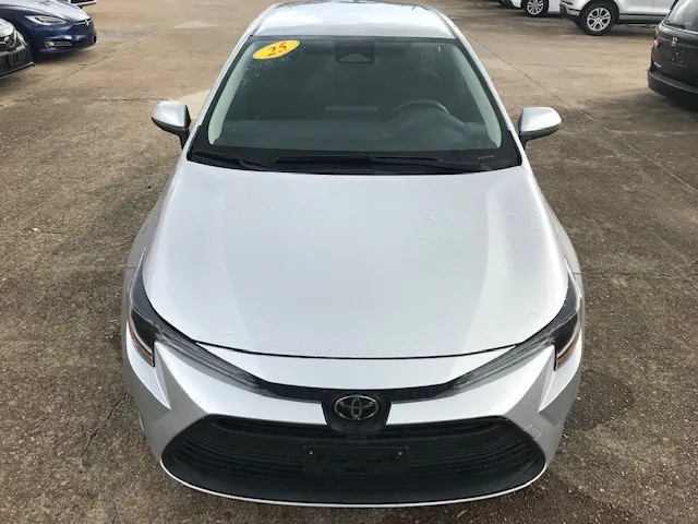2025 Toyota Corolla LE's photo