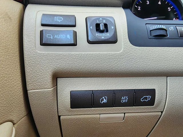 2010 Lexus LX 570 photo 25