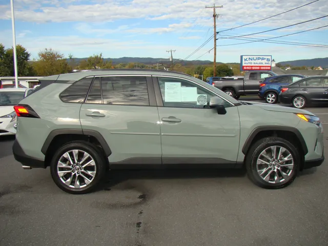 2022 Toyota RAV4 XLE Premium's photo