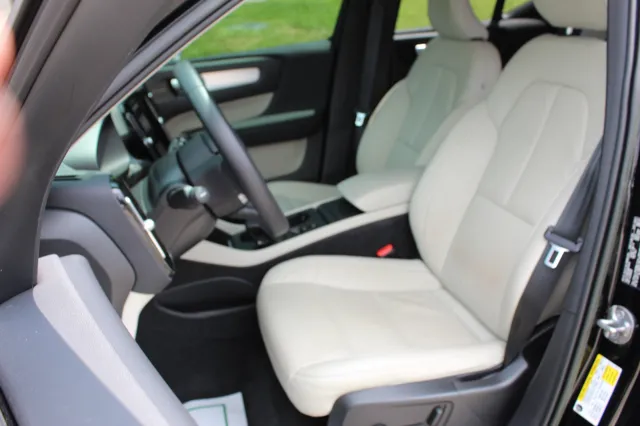 2022 Volvo XC40 T5 Momentum photo 19