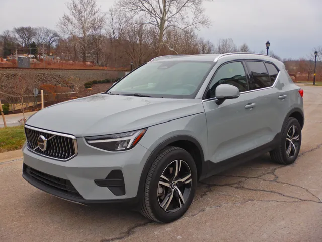 2025 Volvo XC40 Core's photo