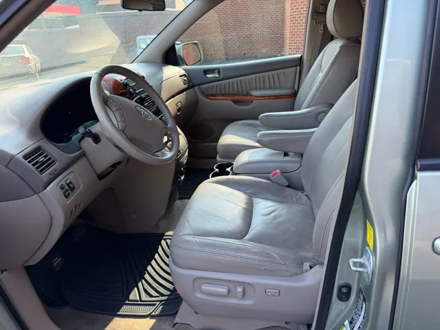 2010 Toyota Sienna XLE - Photo 7