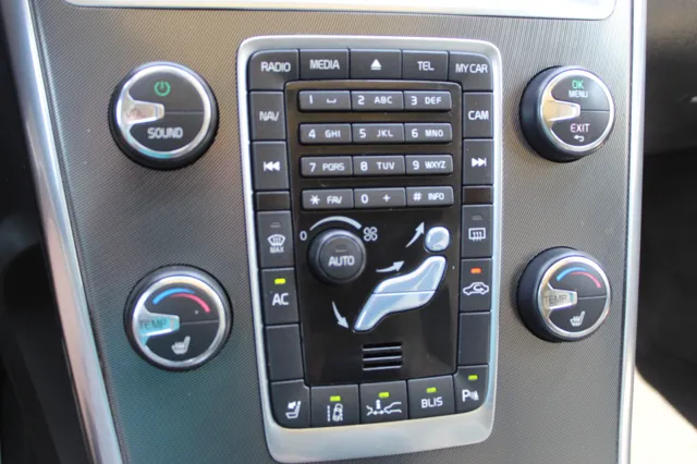 2012 Volvo XC60 T6 R-Design photo 13