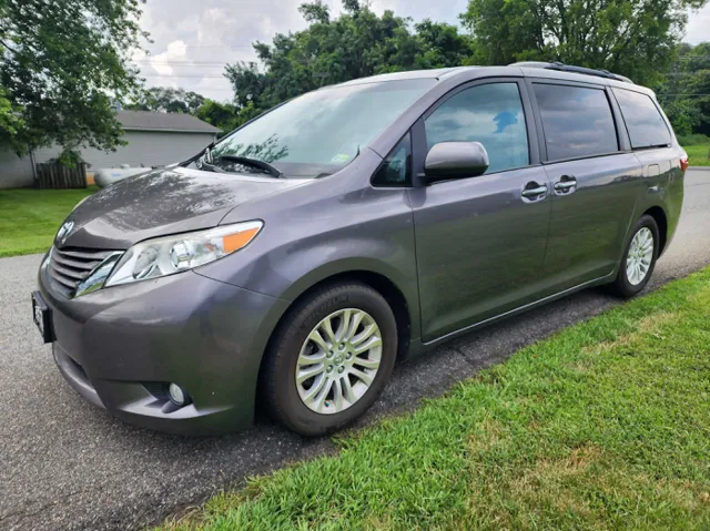 2015 Toyota Sienna XLE photo 2