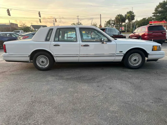 1992 Lincoln Town Car Signature photo 2