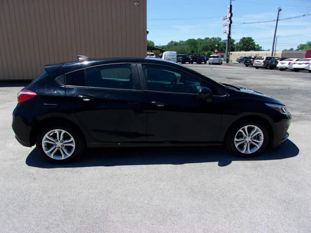2019 Chevrolet Cruze LS Hatchback Auto's photo