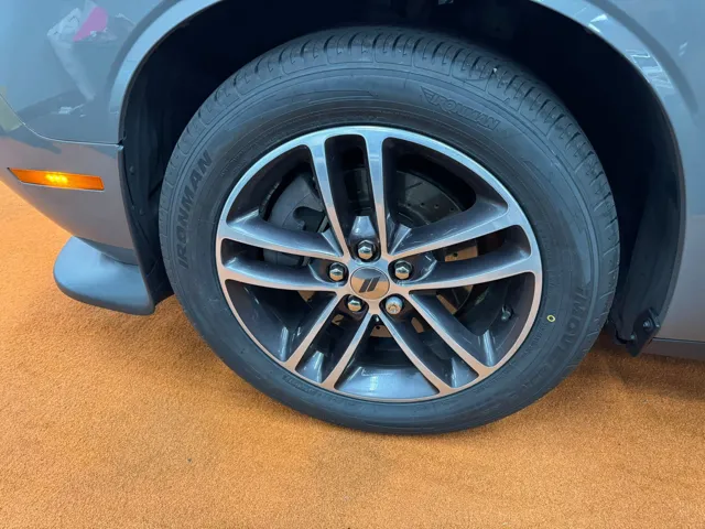 2019 Dodge Challenger photo 13