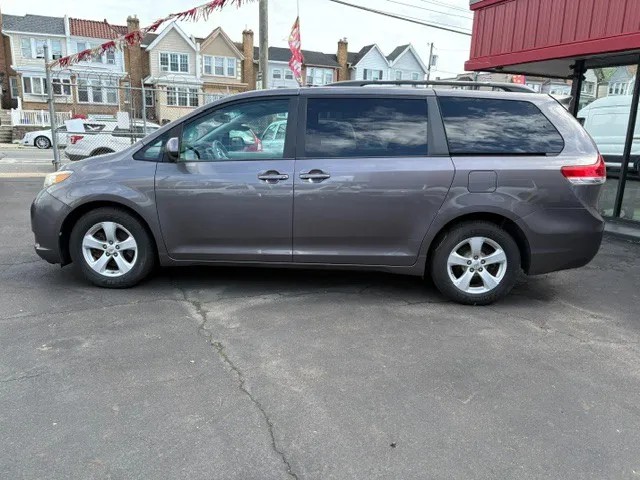 2011 Toyota Sienna LE - Photo 8