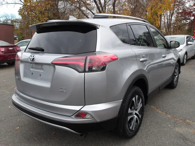2018 Toyota RAV4 LE photo 3