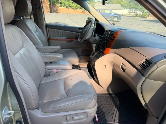 2010 Toyota Sienna XLE - Photo 10