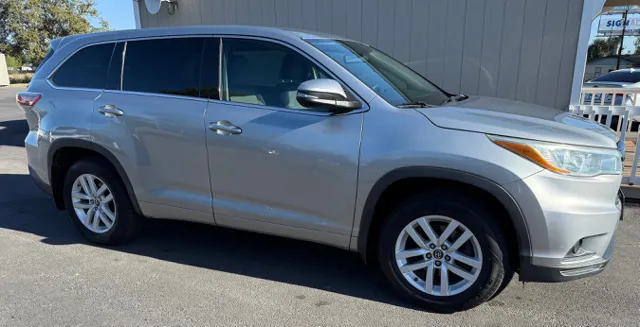 2016 Toyota Highlander LE's photo